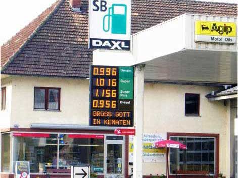 Tankstellenpreisanzeige mit Laufschrift